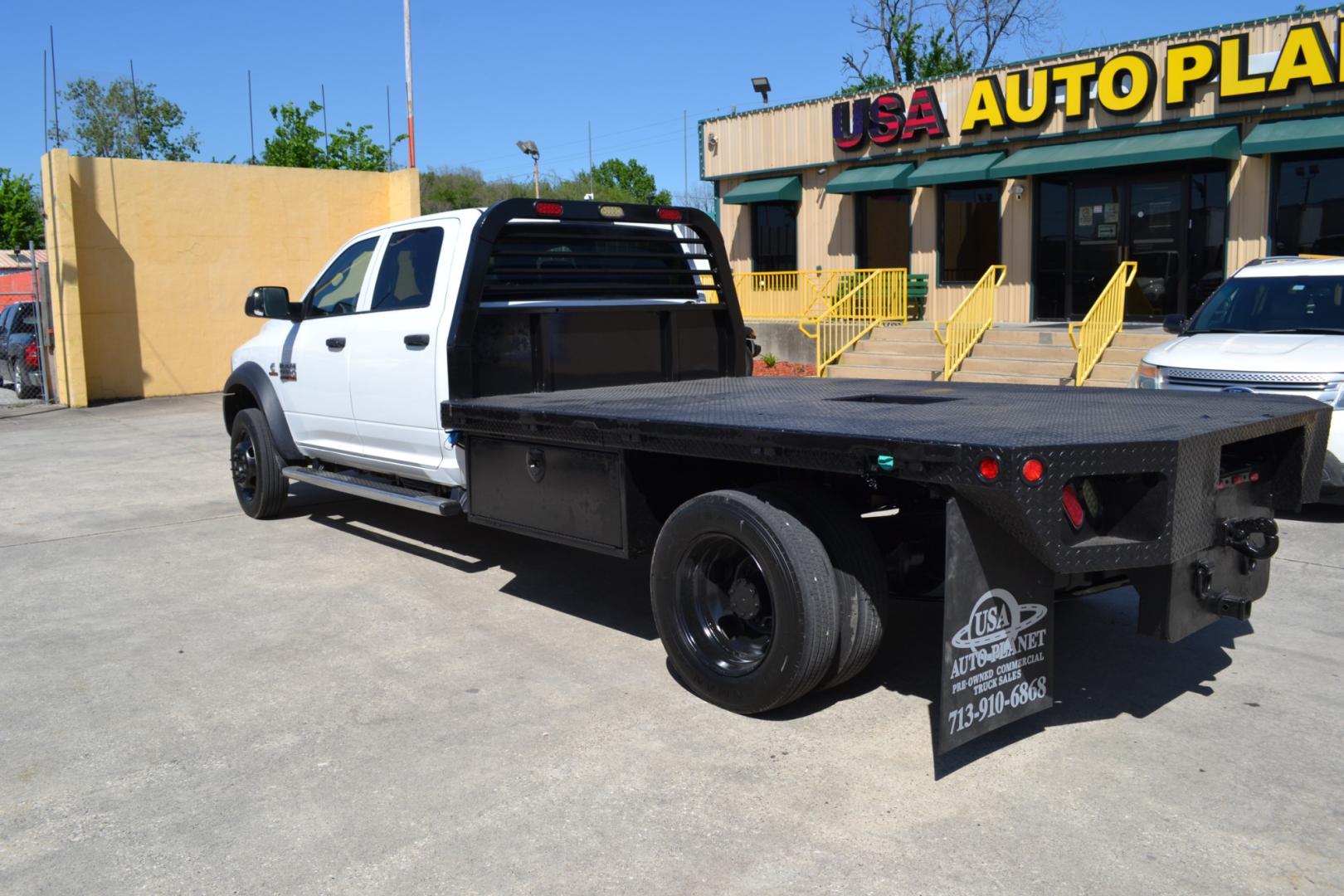 2016 WHITE /BLACK RAM 5500 with an CUMMINS 6.7L TURBO DIESEL engine, AISIN A465 6SPD AUTOMATIC transmission, located at 9172 North Fwy, Houston, TX, 77037, (713) 910-6868, 29.887470, -95.411903 - 19,500LB GVWR, 11.5FT FLATBED, 96" WIDE, GOOSENECK/BUMPER PULL HITCH, CREW CAB, POWER WINDOWS, LOCKS, & MIRRORS, COLD A/C - Photo#5